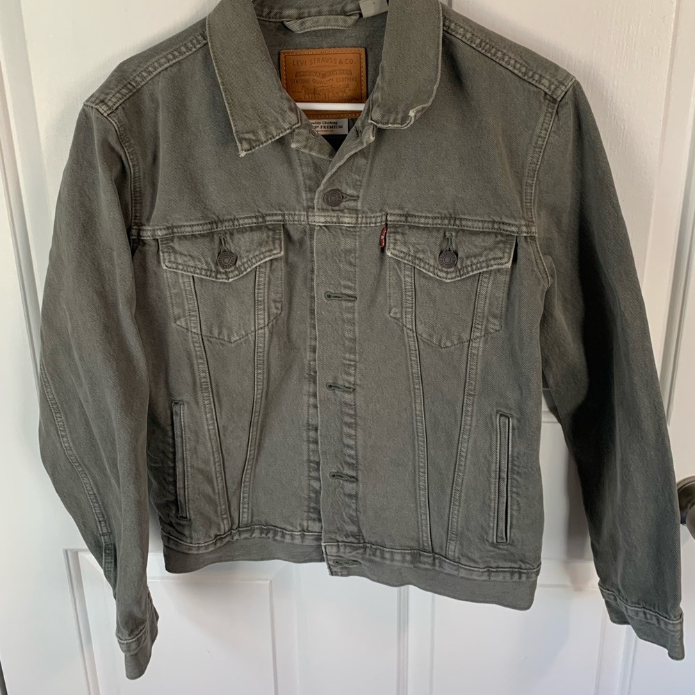 ECU LEVI’S “The Trucker Jacket” In Summertime Grapeleaf (Olive Green)Men’s Small